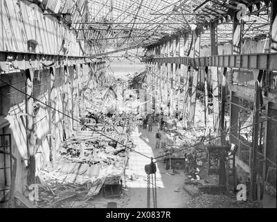 COMMENT LES FORCES AÉRIENNES ALLIÉES ONT MITRAILLÉ FERRYVILLE. 13 MAI 1943, FERRYVILLE, CHANTIER NAVAL FRANÇAIS, PRÈS DE BIZERTE. LE PORT DE FERRYVILLE A OBTENU SA PART DU BLITZ ALLIÉ PRESQUE SANS ESCALE SUR LES POINTS D’APPROVISIONNEMENT DE L’AXE QUI ONT PRÉCÉDÉ LA DÉFAITE TOTALE DE L’ALLEMAGNE ET DE L’ITALIE EN AFRIQUE. - L'atelier de montage d'armes à Ferryville Banque D'Images