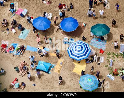 Mazatlan, Mexique. 8 avril 2024. Les habitants et les touristes du Mexique et du monde entier ont passé toute la journée du 8 avril à célébrer l'éclipse sur la plage de l'océan Pacifique à Mazatlan. Les parapluies colorés fournissaient de l'ombre à ceux qui avaient eu un peu trop de soleil. (Crédit image : © Amy Katz/ZUMA Press Wire) USAGE ÉDITORIAL SEULEMENT! Non destiné à UN USAGE commercial ! Banque D'Images