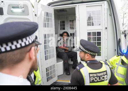 Des policiers arrêtent une personne après que des membres de Youth Demand ont jeté de la peinture rouge sur l'extérieur du bâtiment du ministère de la Défense à Londres. Date de la photo : mercredi 10 avril 2024. Banque D'Images