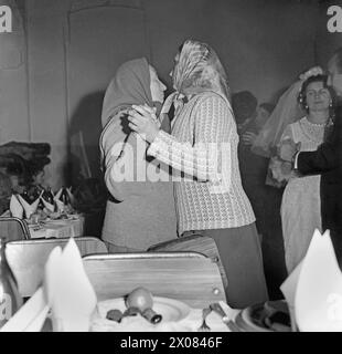 République socialiste de Roumanie, approx. 1974. Deux femmes âgées dansant lentement à un mariage local. Banque D'Images