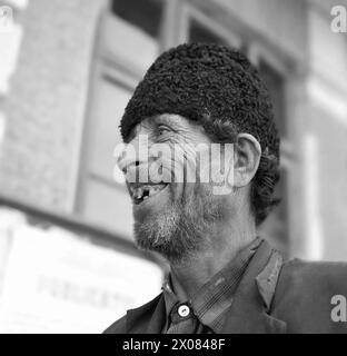 République socialiste de Roumanie, approx. 1974. Portrait d'un homme appauvri. Banque D'Images