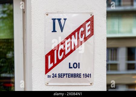 Licence IV française, ou enseigne de licence de quatrième catégorie, permettant à l'établissement qui la détient de vendre des boissons alcoolisées pour consommation sur place Banque D'Images