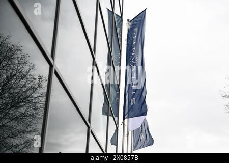 Torino, Italie. 10 avril 2024. Un drapeau avec le logo Stellantis lors de la présentation du projet &#x201c;Mirafiori Automotive Park 2030&#x201d ;, la nouvelle usine de production de transmissions électrifiées innovantes pour les véhicules hybrides et PHEV des marques du Groupe Stellantis. Turin, Italie - mercredi 10 avril 2024 - moteurs - ( photo Alberto Gandolfo/LaPresse ) crédit : LaPresse/Alamy Live News Banque D'Images