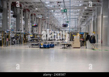 Torino, Italie. 10 avril 2024. Vue d’ensemble de la nouvelle usine de production lors de la présentation du projet &#x201c;Mirafiori Automotive Park 2030&#x201d ;, la nouvelle usine de production de transmissions électrifiées innovantes pour les véhicules hybrides et PHEV des marques du Groupe Stellantis. Turin, Italie - mercredi 10 avril 2024 - moteurs - ( photo Alberto Gandolfo/LaPresse ) crédit : LaPresse/Alamy Live News Banque D'Images