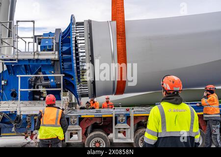 Préparation pour le transport d’une pale de 68 mètres de long, une éolienne, avec un véhicule automoteur Blade-Lifter, sur un parcours de 40 KM DE long dans le BER Banque D'Images