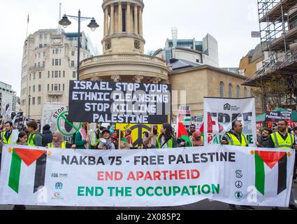 Les manifestants pro-palestiniens se rassemblent pour leur NAKBA 75 – manifestation nationale près de la BBC à Londres. Banque D'Images