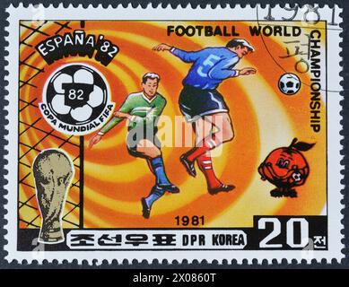 Timbre-poste oblitéré imprimé par la Corée du Nord, qui promeut la Coupe du monde de football 1982, Espagne, vers 1981. Banque D'Images