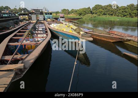 SOUDAN DU SUD, capitale Juba, fleuve Nil Blanc, port fluvial de Hai Jalaba, cargos fluviaux / SÜDSUDAN, Hauptstadt Juba, port fluvial de Hai Jalaba Flußschiff Hafen am weißen Nil Fluß Banque D'Images