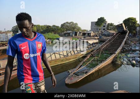 SOUDAN DU SUD, capitale Juba, fleuve Nil Blanc, port fluvial de Hai Jalaba, cargos fluviaux / SÜDSUDAN, Hauptstadt Juba, port fluvial de Hai Jalaba Flußschiff Hafen am weißen Nil Fluß Banque D'Images