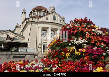 Meran, Südtirol, Italien 07. Avril 2024 : Ein Frühlingstag à Meran, Merano, Kurstadt. Hier der Blick auf das Kurhaus an der Kurpromenade, im Vordergrund viele Blumen, Blumenschmuck, Gesteck, Tourismus, wandern, spazieren *** Merano, Tyrol du Sud, Italie 07 avril 2024 Une journée de printemps à Merano, Merano, ville thermale ici la vue du Kurhaus sur la promenade thermale, au premier plan de nombreuses fleurs, arrangements floraux, arrangement floral, tourisme, randonnée, marcher Banque D'Images