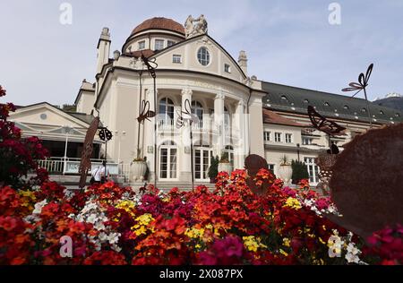 Meran, Südtirol, Italien 07. Avril 2024 : Ein Frühlingstag à Meran, Merano, Kurstadt. Hier der Blick auf das Kurhaus an der Kurpromenade, im Vordergrund viele Blumen, Blumenschmuck, Gesteck, Tourismus, wandern, spazieren *** Merano, Tyrol du Sud, Italie 07 avril 2024 Une journée de printemps à Merano, Merano, ville thermale ici la vue du Kurhaus sur la promenade thermale, au premier plan de nombreuses fleurs, arrangements floraux, arrangement floral, tourisme, randonnée, marcher Banque D'Images