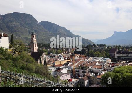 Meran, Südtirol, Italien 08. Avril 2024 : Ein Frühlingstag à Meran, Merano, Kurstadt. Hier der Blick auf die Altstadt mit dem Kirchturm der Pfarrkirche St.Nikolaus, dem Etschtal und dem Gantkofel *** Merano, Tyrol du Sud, Italie 08 avril 2024 Une journée de printemps à Merano, Merano, ville thermale ici la vue de la vieille ville avec le clocher de l'église paroissiale de Nicholas, la vallée de l'Adige et la montagne Gantkofel Banque D'Images