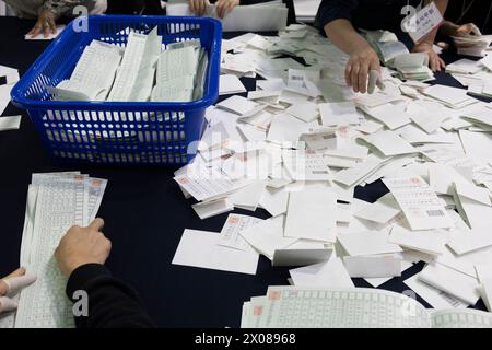 Séoul, Corée du Sud. 10 avril 2024. Les membres du personnel comptent les bulletins de vote à un poste de dépouillement à Séoul, Corée du Sud, le 10 avril 2024. Les Sud-Coréens se sont rendus mercredi aux urnes pour les élections législatives afin de voter pour 300 membres de l'Assemblée nationale. Crédit : Jun Hyosang/Xinhua/Alamy Live News Banque D'Images