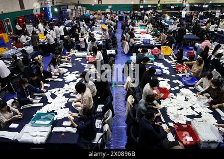 Séoul, Corée du Sud. 10 avril 2024. Les membres du personnel comptent les bulletins de vote à un poste de dépouillement à Séoul, Corée du Sud, le 10 avril 2024. Les Sud-Coréens se sont rendus mercredi aux urnes pour les élections législatives afin de voter pour 300 membres de l'Assemblée nationale. Crédit : Jun Hyosang/Xinhua/Alamy Live News Banque D'Images