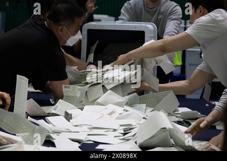 Séoul, Corée du Sud. 10 avril 2024. Les membres du personnel comptent les bulletins de vote à un poste de dépouillement à Séoul, Corée du Sud, le 10 avril 2024. Les Sud-Coréens se sont rendus mercredi aux urnes pour les élections législatives afin de voter pour 300 membres de l'Assemblée nationale. Crédit : Jun Hyosang/Xinhua/Alamy Live News Banque D'Images