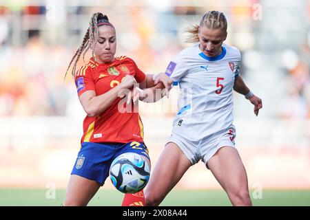 Athenea del Castillo, d'Espagne, concourt pour le ballon avec Gabriela Slajsova, de République tchèque, lors du match de qualification POUR L'EURO féminin de l'UEFA, opposant l'Espagne Banque D'Images