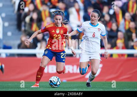 Athenea del Castillo, d'Espagne, concourt pour le ballon avec Eva Bartonova, de République tchèque, lors du match de qualification POUR L'EURO féminin de l'UEFA entre l'Espagne et le Banque D'Images