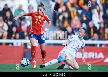 Athenea del Castillo, d'Espagne, concourt pour le ballon avec Eva Bartonova, de République tchèque, lors du match de qualification POUR L'EURO féminin de l'UEFA entre l'Espagne et le Banque D'Images