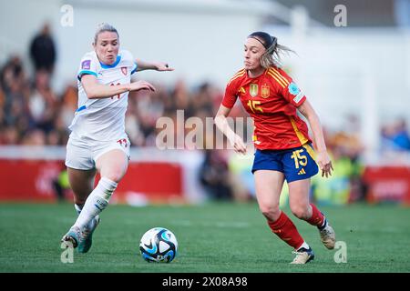 EVA Navarro, d'Espagne, concourt pour le ballon avec Tereza Krejcirikova, de République tchèque, lors du match de qualification POUR L'EURO féminin de l'UEFA entre l'Espagne et la République tchèque Banque D'Images