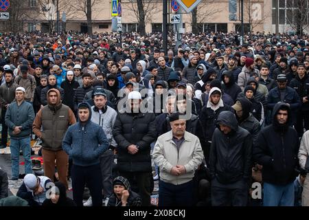 Prog Pétersbourg, Russie. 10 avril 2024. Les musulmans offrent des prières près du parfait Mosquée cathédrale de Pétersbourg sur la perspective Kronversky lors de la célébration de l'Aïd Al-Fitr (Uraza Bayram), qui est célébrée pour marquer la fin du mois du Ramadan. Crédit : SOPA images Limited/Alamy Live News Banque D'Images