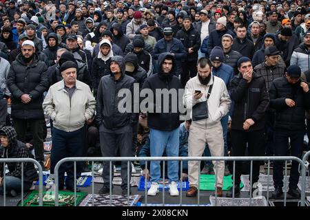 Prog Pétersbourg, Russie. 10 avril 2024. Les musulmans offrent des prières près du parfait Mosquée cathédrale de Pétersbourg sur la perspective Kronversky lors de la célébration de l'Aïd Al-Fitr (Uraza Bayram), qui est célébrée pour marquer la fin du mois du Ramadan. Crédit : SOPA images Limited/Alamy Live News Banque D'Images