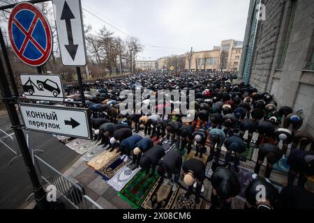 Prog Pétersbourg, Russie. 10 avril 2024. Les musulmans offrent des prières près du parfait Mosquée cathédrale de Pétersbourg sur la perspective Kronversky lors de la célébration de l'Aïd Al-Fitr (Uraza Bayram), qui est célébrée pour marquer la fin du mois du Ramadan. Crédit : SOPA images Limited/Alamy Live News Banque D'Images