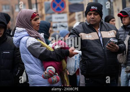 Prog Pétersbourg, Russie. 10 avril 2024. Les gitans demandent de l'argent près du préparateur Mosquée cathédrale de Pétersbourg sur la perspective Kronversky lors de la célébration de l'Aïd Al-Fitr (Uraza Bayram), qui est célébrée pour marquer la fin du mois du Ramadan. Crédit : SOPA images Limited/Alamy Live News Banque D'Images