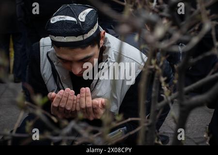 Prog Pétersbourg, Russie. 10 avril 2024. Les musulmans offrent des prières près du parfait Mosquée cathédrale de Pétersbourg sur la perspective Kronversky lors de la célébration de l'Aïd Al-Fitr (Uraza Bayram), qui est célébrée pour marquer la fin du mois du Ramadan. Crédit : SOPA images Limited/Alamy Live News Banque D'Images