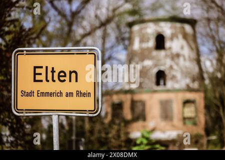 Emmerich, Allemagne. 10 avril 2024. Le panneau à l'entrée d'Elten sur le Rhin inférieur. Il y a 75 ans, le 23 avril 1949, les pays-Bas ont pris possession des régions de Selfkant et Elten près de la frontière en réparation des dommages causés par la guerre. Environ 10 000 citoyens sont ainsi devenus résidents du pays voisin. En 1963, les zones ont été restituées et incorporées dans la Rhénanie-du-Nord-Westphalie. Crédit : Oliver Berg/dpa/Alamy Live News Banque D'Images