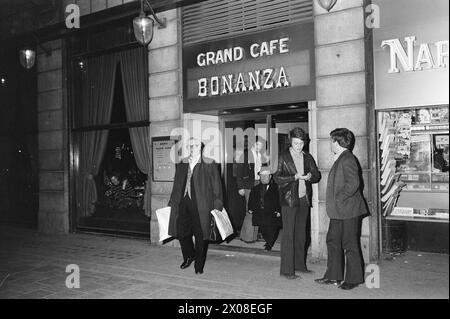 Courant 13 - 2 - 1973 : Arnado prend de l'or mardi la semaine dernière était le grand jour d'Arne Arnardo. Il a reçu la médaille du mérite du roi en or. Biledbladet Aktuell l'a suivi toute la journée. C'était une journée chargée pour Arnardo. Il y avait d'abord des corvées à la maison, puis à Oslo, et enfin il y avait une fête d'or qui a duré jusque tard dans la nuit. Photo : Ivar Aaserud / Aktuell / NTB ***PHOTO NON TRAITÉE*** Banque D'Images