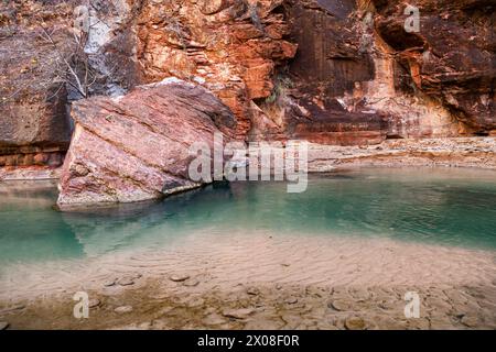 Un grand rocher qui était autrefois attaché à la falaise repose maintenant dans la rivière Virgin dans un endroit protégé paisible près de The Narrows à Zion National Banque D'Images