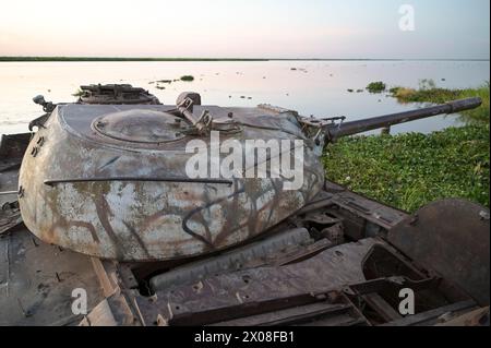 SOUDAN DU SUD, État du Haut-Nil, ville Renk, rivière White Nil, épave abandonnée du char de combat russe soviétique T-54 de l'Armée populaire de libération du Soudan de la SPLA de la deuxième guerre civile soudanaise avec le Nord Soudan SAF Forces armées soudanaises Banque D'Images