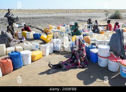 SOUDAN DU SUD, État du Haut-Nil, ville Renk, camp de réfugiés zéro pour les réfugiés de la guerre soudanaise, les gens attendent de l'eau potable / SÜDSUDAN, État du Haut-Nil, Flüchtlinge aus dem Sudan suchen Schutz vor dem Krieg, Flüchtlingslager camp zero BEI Renk, die Stadt liegt in der Nähe zur Grenze zum Sudan, Menschen warten auf sauberes Trinkwasser Banque D'Images