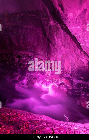 Die BEI Nacht farblich beleuchtete Taminaschlucht und die Tamina, Altes Bad Pfäfers, tous Gallen, Scchweiz *** les gorges de Tamina et Tamina, Altes B. Banque D'Images