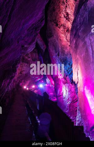 Die BEI Nacht farblich beleuchtete Taminaschlucht und die Tamina, Altes Bad Pfäfers, tous Gallen, Scchweiz *** les gorges de Tamina et Tamina, Altes B. Banque D'Images