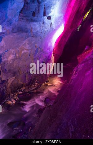 Die BEI Nacht farblich beleuchtete Taminaschlucht und die Tamina, Altes Bad Pfäfers, tous Gallen, Scchweiz *** les gorges de Tamina et Tamina, Altes B. Banque D'Images