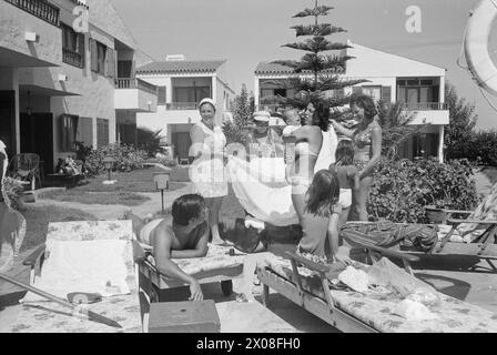 Courant 18 - 5 - 1973 : les mini-touristes dans le sud les voyages familiaux dans le sud sont de plus en plus populaires. Dans plusieurs des plus grands sites touristiques, il y a des mini clubs pour les plus petits. Photo : Ivar Aaserud / Aktuell / NTB ***PHOTO NON TRAITÉE*** Banque D'Images