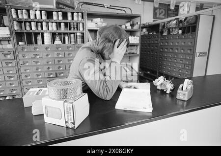 Effectif 13 - 5 - 1973 : prisonnier - mais gratuit sept prisonniers purgent - sous la supervision d'un gardien - la dernière partie de leur peine en dehors des murs. Ils vivent ensemble dans une maison à Oslo, et ils ont leur travail quotidien. Le régime d'exemption est une nouvelle expérience. Photo : Sverre A. Børretzen / Aktuell / NTB ***PHOTO NON TRAITÉE*** Banque D'Images