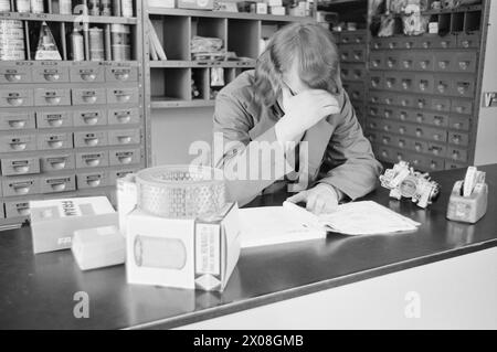 Effectif 13 - 5 - 1973 : prisonnier - mais gratuit sept prisonniers purgent - sous la supervision d'un gardien - la dernière partie de leur peine en dehors des murs. Ils vivent ensemble dans une maison à Oslo, et ils ont leur travail quotidien. Le régime d'exemption est une nouvelle expérience. Photo : Sverre A. Børretzen / Aktuell / NTB ***PHOTO NON TRAITÉE*** Banque D'Images