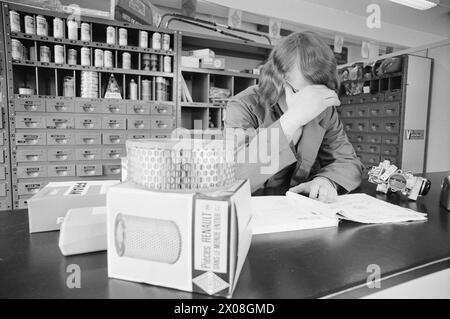 Effectif 13 - 5 - 1973 : prisonnier - mais gratuit sept prisonniers purgent - sous la supervision d'un gardien - la dernière partie de leur peine en dehors des murs. Ils vivent ensemble dans une maison à Oslo, et ils ont leur travail quotidien. Le régime d'exemption est une nouvelle expérience. Photo : Sverre A. Børretzen / Aktuell / NTB ***PHOTO NON TRAITÉE*** Banque D'Images