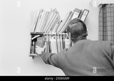 Effectif 13 - 5 - 1973 : prisonnier - mais gratuit sept prisonniers purgent - sous la supervision d'un gardien - la dernière partie de leur peine en dehors des murs. Ils vivent ensemble dans une maison à Oslo, et ils ont leur travail quotidien. Le régime d'exemption est une nouvelle expérience. Photo : Sverre A. Børretzen / Aktuell / NTB ***PHOTO NON TRAITÉE*** Banque D'Images