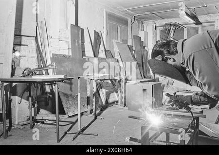 Effectif 13 - 5 - 1973 : prisonnier - mais gratuit sept prisonniers purgent - sous la supervision d'un gardien - la dernière partie de leur peine en dehors des murs. Ils vivent ensemble dans une maison à Oslo, et ils ont leur travail quotidien. Le régime d'exemption est une nouvelle expérience. Photo : Sverre A. Børretzen / Aktuell / NTB ***PHOTO NON TRAITÉE*** Banque D'Images