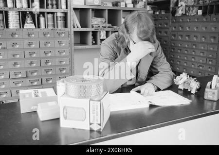 Effectif 13 - 5 - 1973 : prisonnier - mais gratuit sept prisonniers purgent - sous la supervision d'un gardien - la dernière partie de leur peine en dehors des murs. Ils vivent ensemble dans une maison à Oslo, et ils ont leur travail quotidien. Le régime d'exemption est une nouvelle expérience. Photo : Sverre A. Børretzen / Aktuell / NTB ***PHOTO NON TRAITÉE*** Banque D'Images