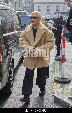 MILAN, ITALIE - 21 FÉVRIER 2024 : Brian Boy avant le défilé Onitsuka Tiger, dans le style de la semaine de la mode de Milan Banque D'Images