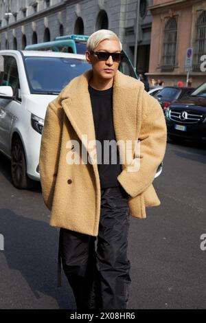 MILAN, ITALIE - 21 FÉVRIER 2024 : Brian Boy avant le défilé Onitsuka Tiger, dans le style de la semaine de la mode de Milan Banque D'Images