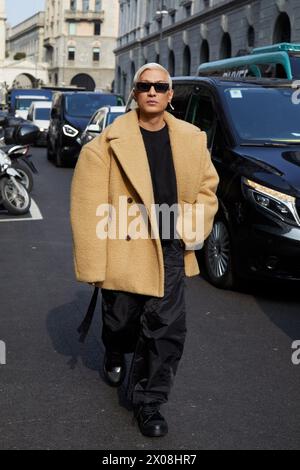 MILAN, ITALIE - 21 FÉVRIER 2024 : Brian Boy avant le défilé Onitsuka Tiger, dans le style de la semaine de la mode de Milan Banque D'Images