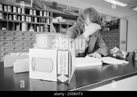 Effectif 13 - 5 - 1973 : prisonnier - mais gratuit sept prisonniers purgent - sous la supervision d'un gardien - la dernière partie de leur peine en dehors des murs. Ils vivent ensemble dans une maison à Oslo, et ils ont leur travail quotidien. Le régime d'exemption est une nouvelle expérience. Photo : Sverre A. Børretzen / Aktuell / NTB ***PHOTO NON TRAITÉE*** Banque D'Images