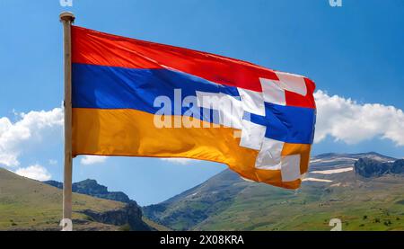 Die Fahne von Bergkarabach flattert im Wind Banque D'Images