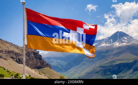 Die Fahne von Bergkarabach flattert im Wind Banque D'Images