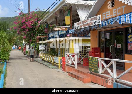 Boutiques et restaurants colorés, Port Elizabeth, île de Bequia, St Vincent et les Grenadines, Caraïbes Banque D'Images